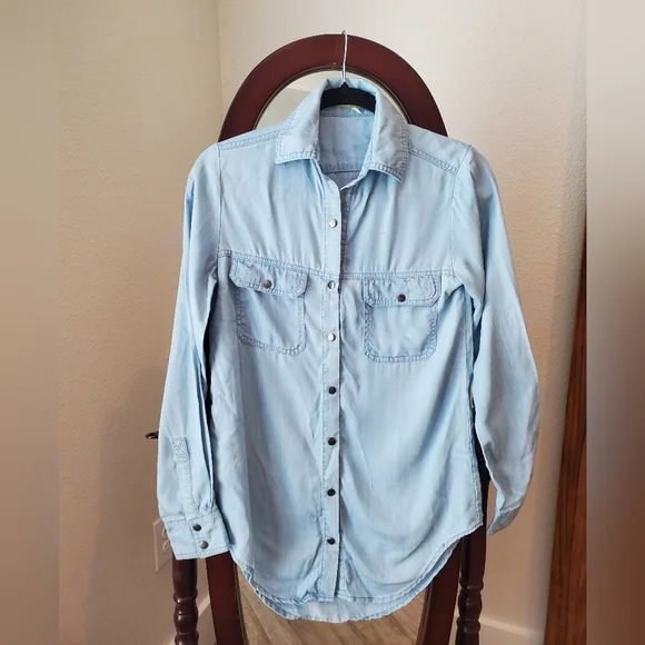 Gianni Bini Button Up Shirt In Denim Blue- Size XS - Picture 1 of 2